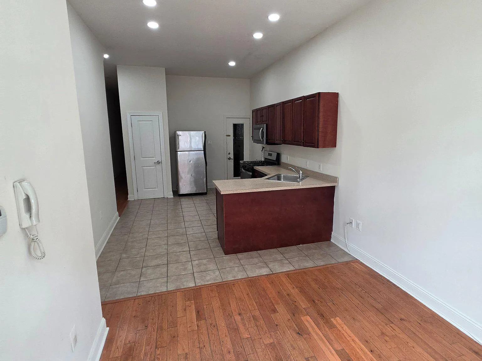 4 bed, 2.0 bath, 1400 sqft, $2,400 — Photo 2