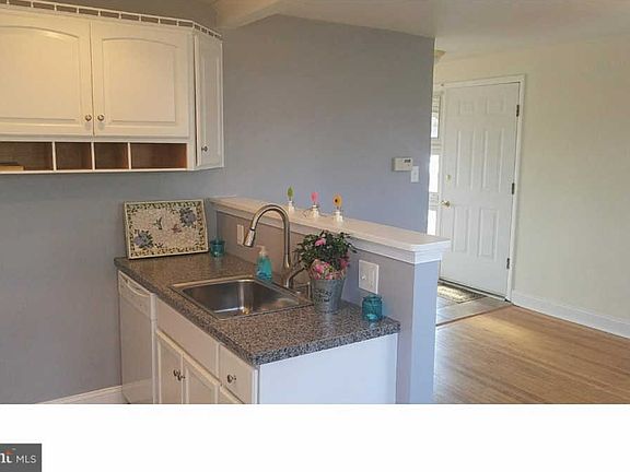 5th image of 305 E Logan St