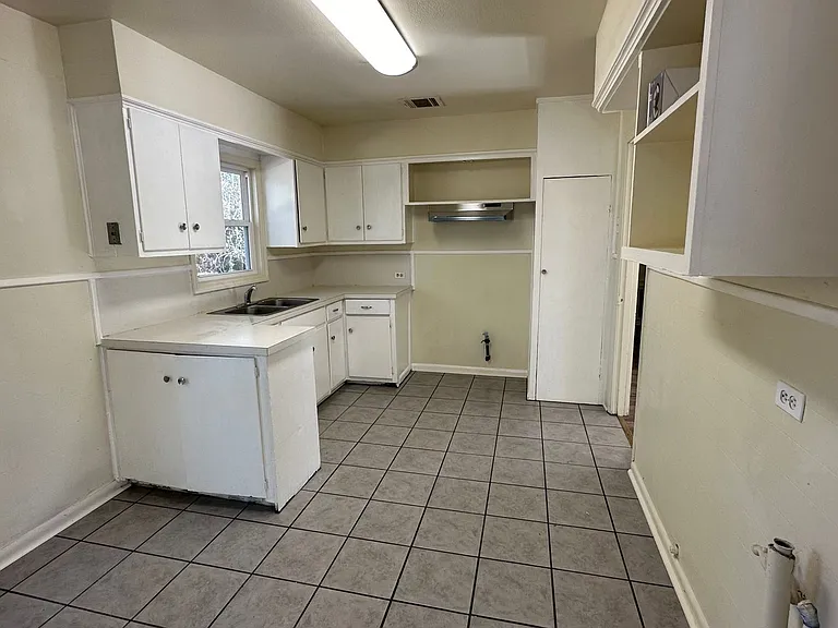 704 Victoria St — Photo 3