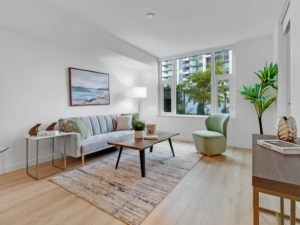 1500 Fern St #306, North Vancouver, BC V7J 0A9