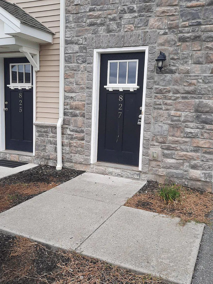 3 bed, 2.5 bath, 2000 sqft, $2,010 — Photo 2