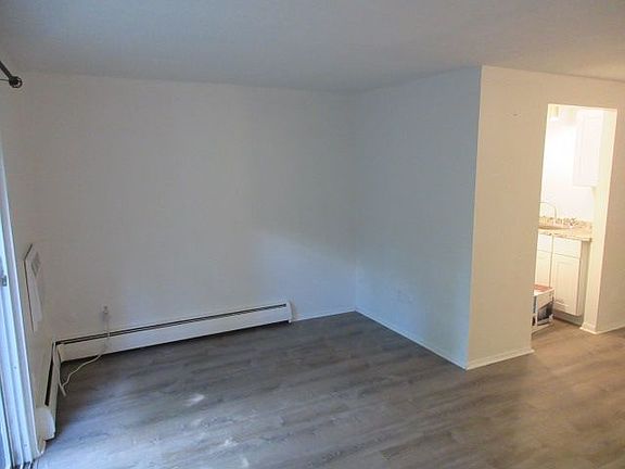3rd image of 31831 Grand River Ave Unit 70