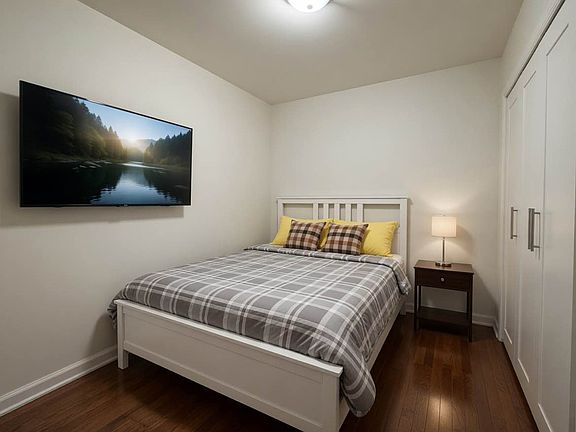 2nd image of 518 E 6th St APT 11