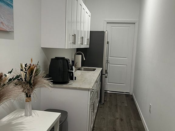 3rd image of 21286 Quesada Ave #B
