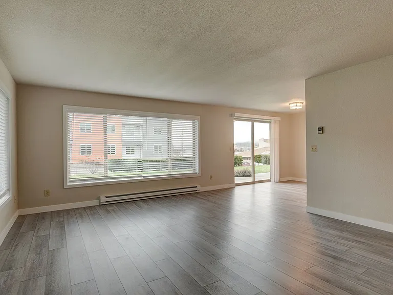 0110-1080 SE City Beach — Photo 4