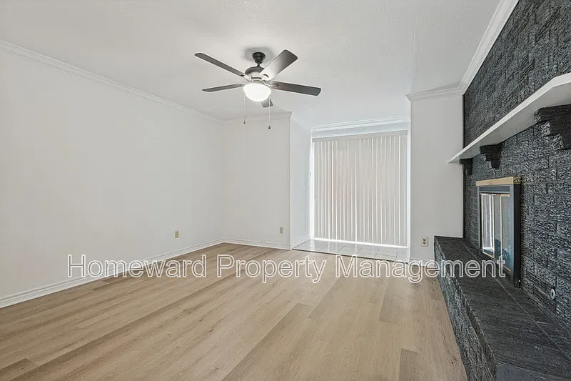 2 bed, 1.5 bath, 1237 sqft, $1,695 — Photo 3