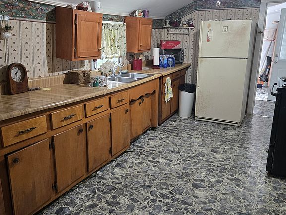 2nd image of 995 Railroad St