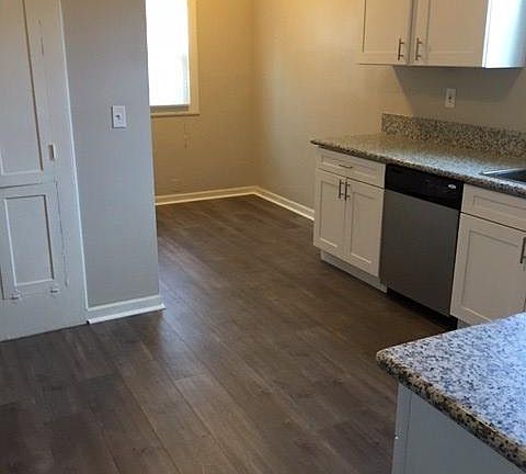 4th image of 144 Elliot St