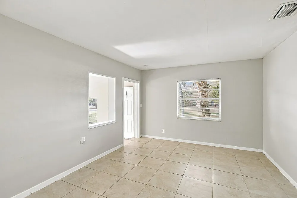 3 bed, 1.0 bath, 1186 sqft, $2,585 — Photo 3