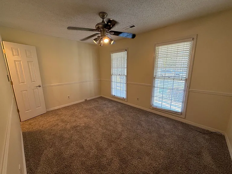 113 Suffolk Dr — Photo 7