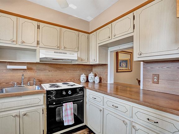 3rd image of 2050 NE 39th Street #203s