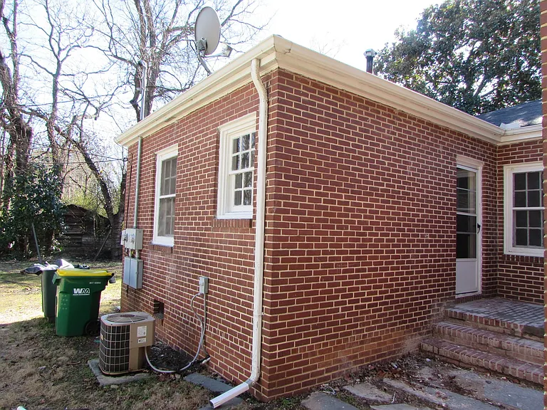 322 W McCubbins St — Photo 2