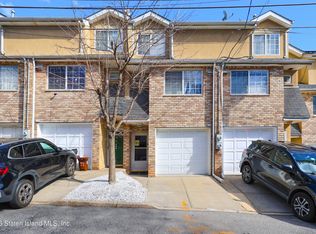 33 Savo Ln, Staten Island, NY 10305