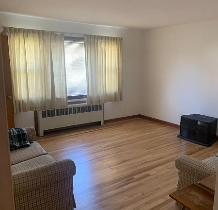 4th image of 910 Essex Ave