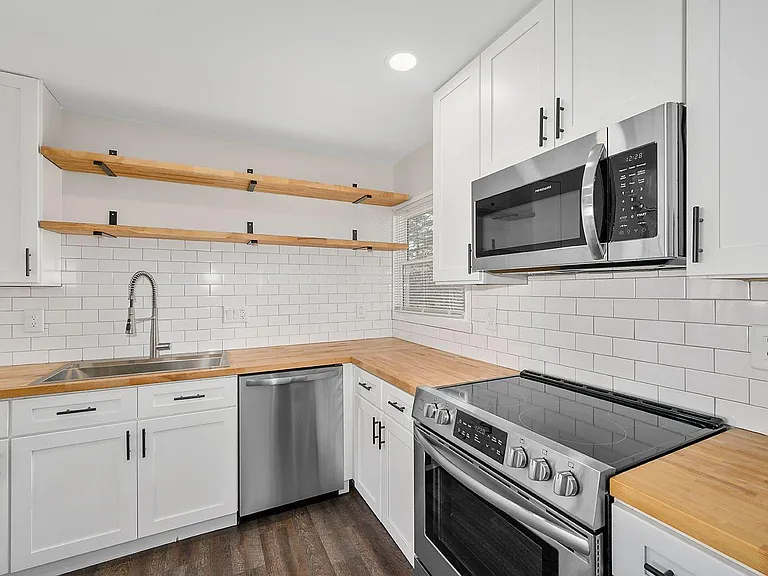 1117 Sunrise Dr — Photo 2