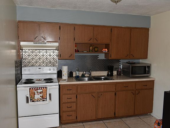 5th image of 637 Gilbert St
