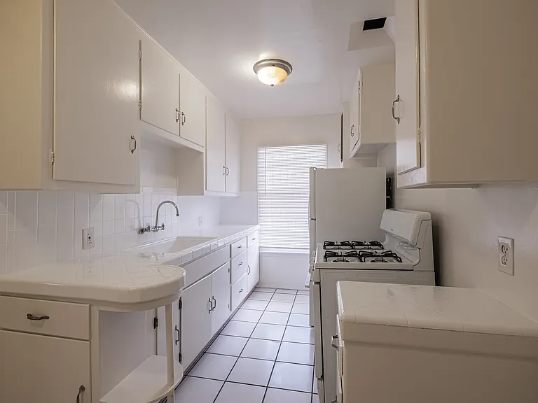 756 S Plymouth Blvd #6 — Photo 11