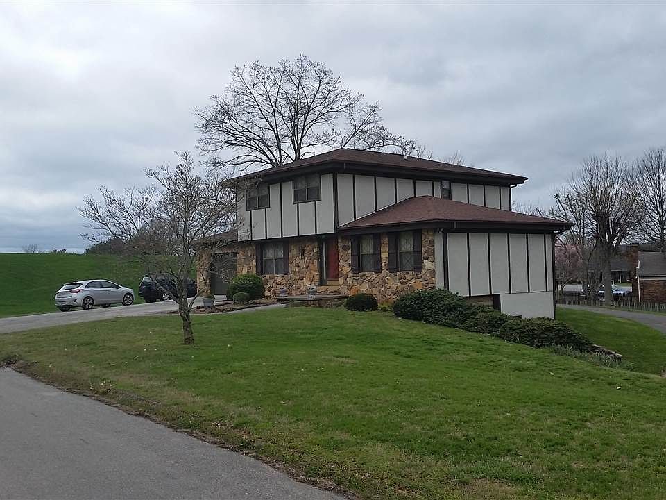 2nd image of 1001 Forest Dr