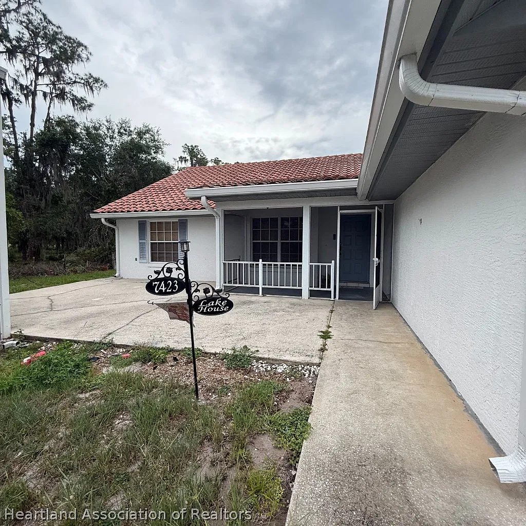 3 bed, 3.0 bath, 2075 sqft, $2,500 — Photo 3