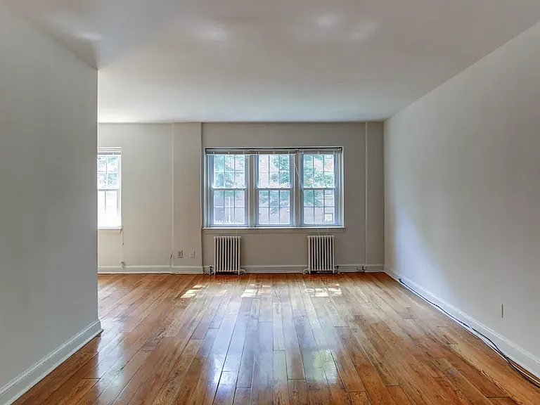 MacArthur Boulevard Apartments — Photo 2