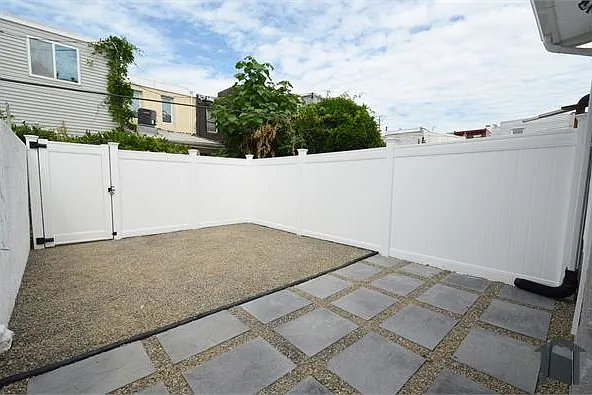 1933 E Albert St — Photo 31