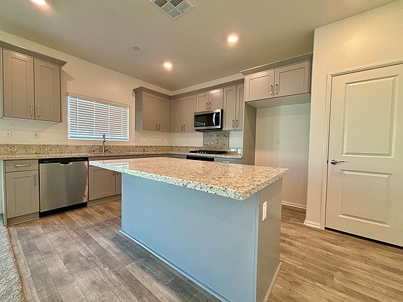 3rd image of 13840 Vantage St #B