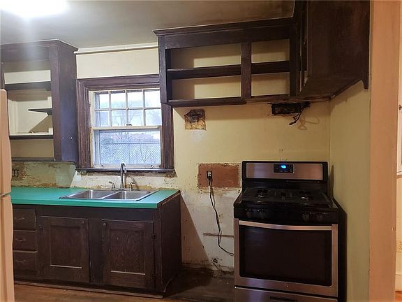 3rd image of 247 Greenwood St
