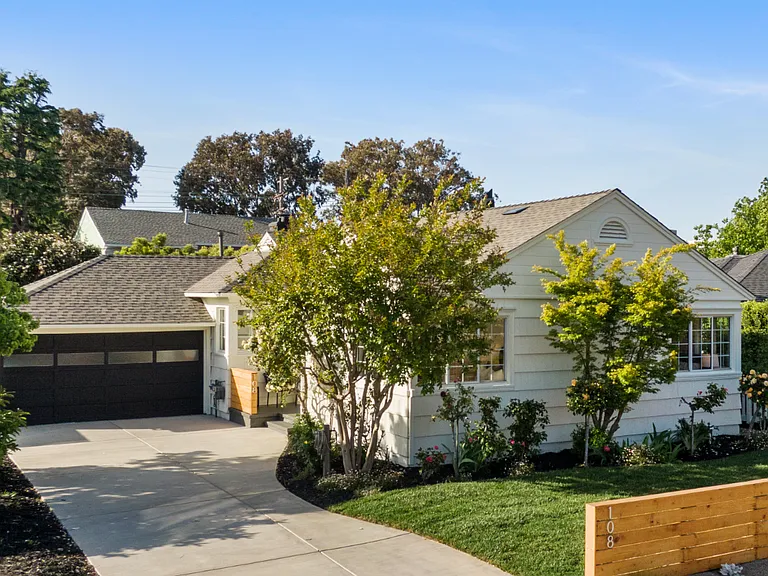 108 Arrowood Ln — Photo 2