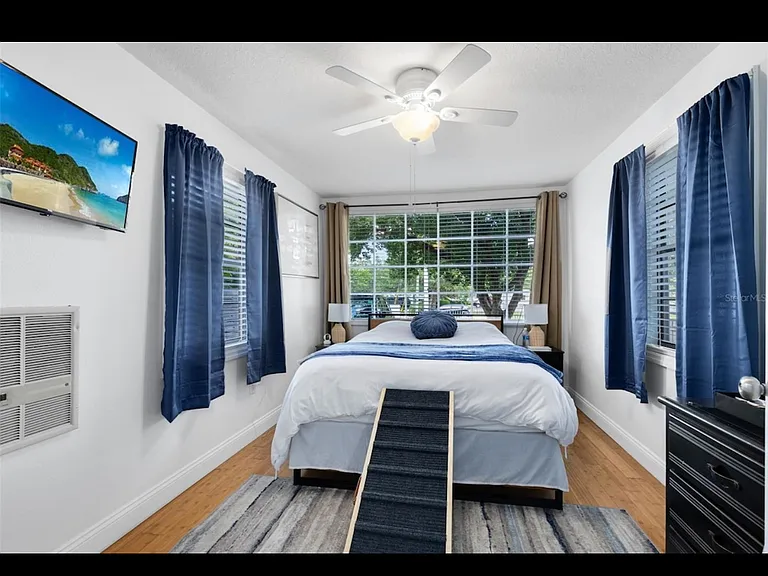921 Pinegrove Ave — Photo 5