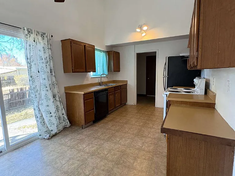 820 Bennett Ave — Photo 3