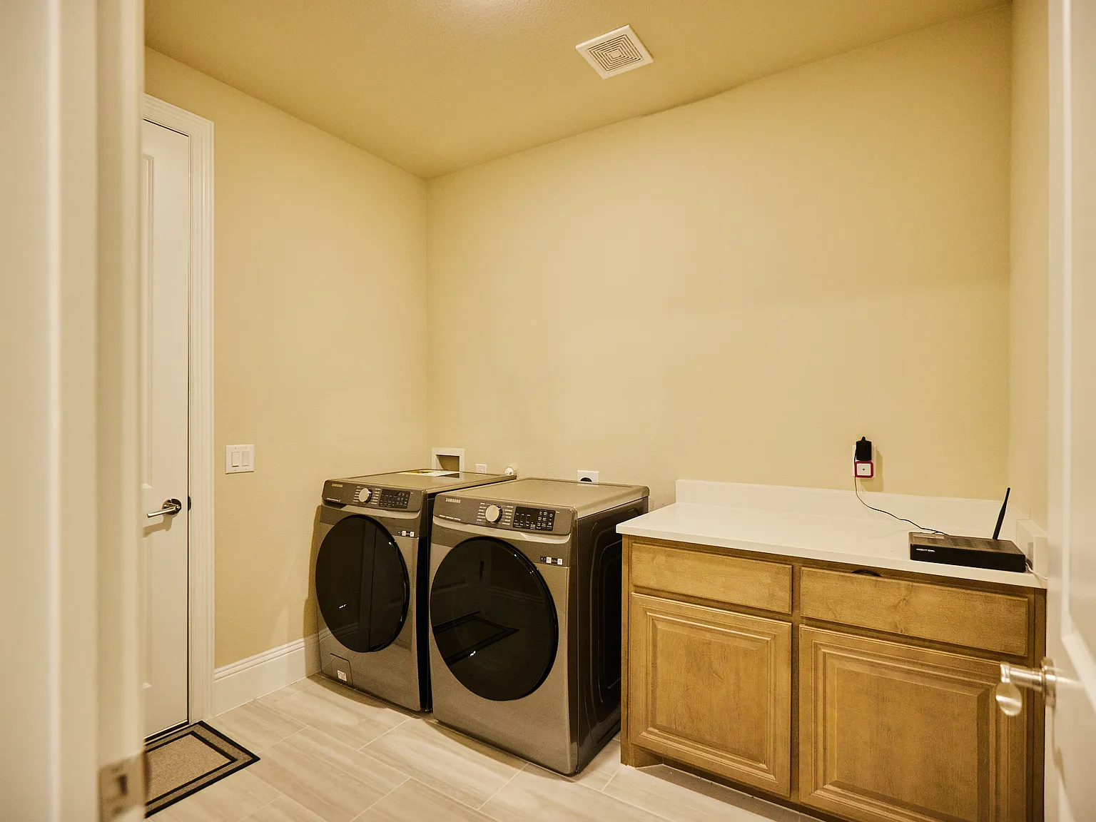 5 bed, 4258 sqft, $4,500 — Photo 3