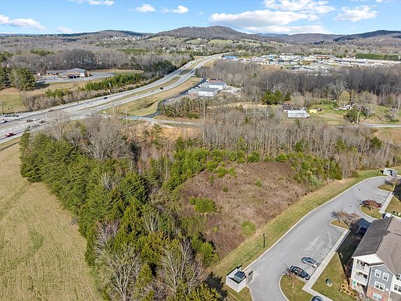 2nd image of 275 Quinland Lake Rd