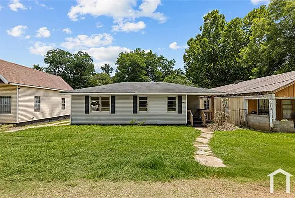 3 bed, 900 sqft, $1,095 — Photo 2