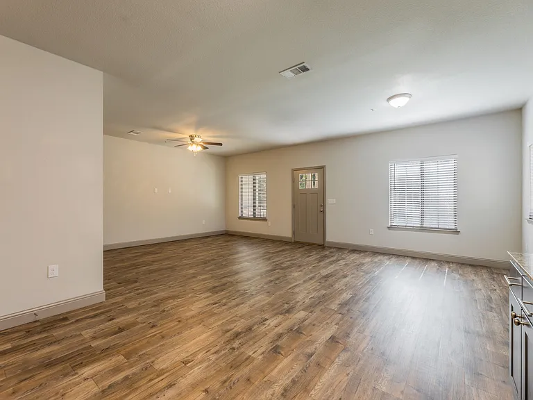 510 E Akard Ave #400 — Photo 7