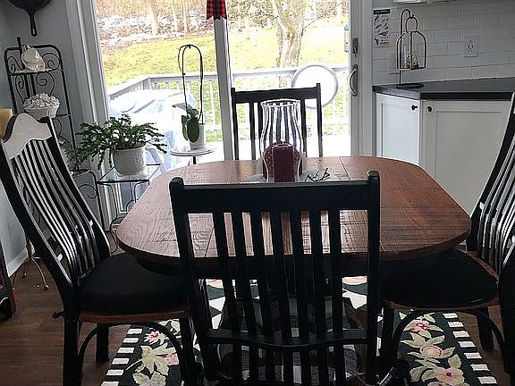 Eat in kitchen area