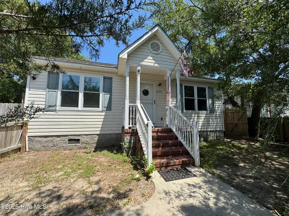 220 NE 33rd Street, Oak Island, NC 28465