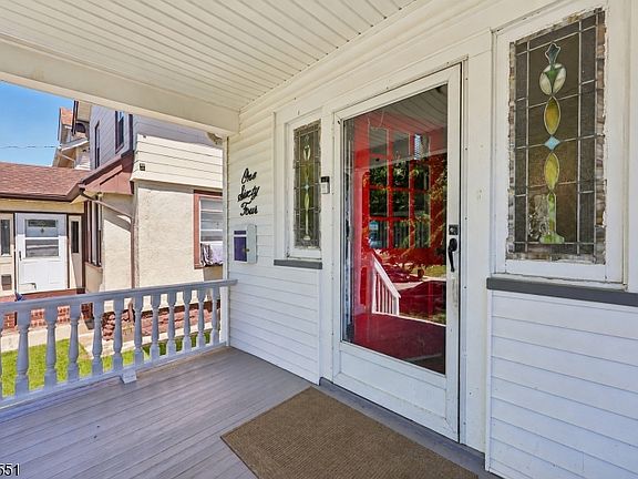 4th image of 164 Dewitt Ave