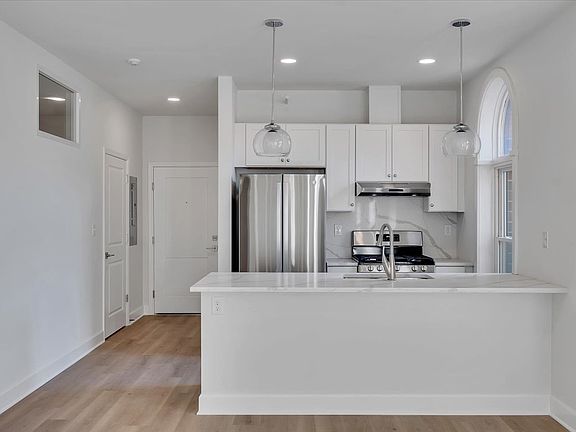 2nd image of 102 Hackett Blvd #302