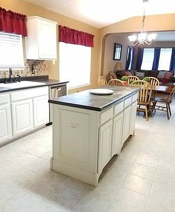 2nd image of 1404 Royce Ln