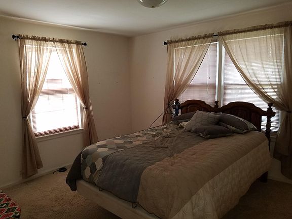 Main floor room w/ 2 closets