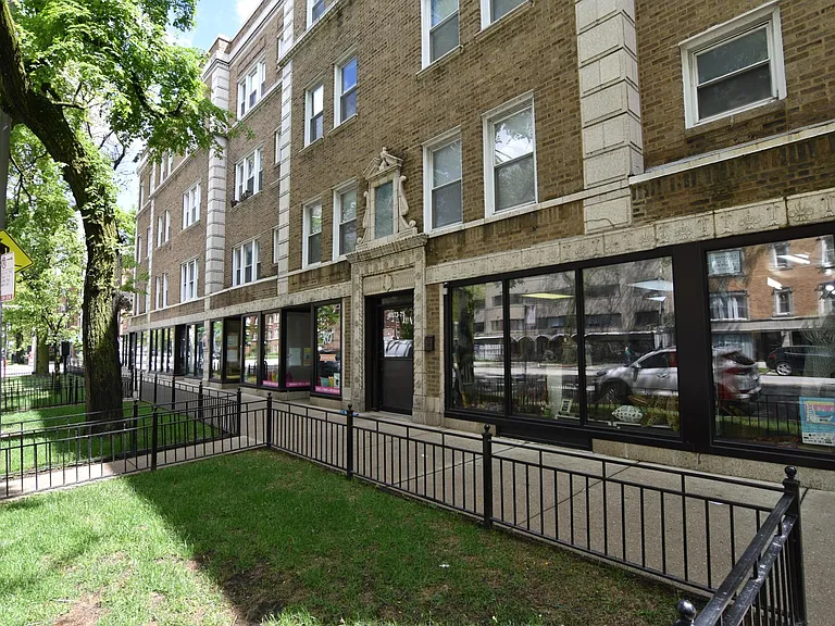 1145 W Lunt Ave — Photo 2