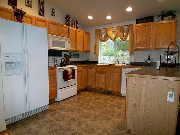 3rd image of 102 Blossom Ln