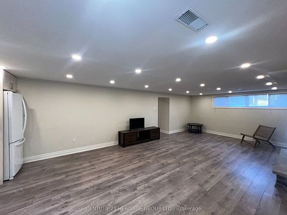5th image of 11 Elynhill Dr #Basement