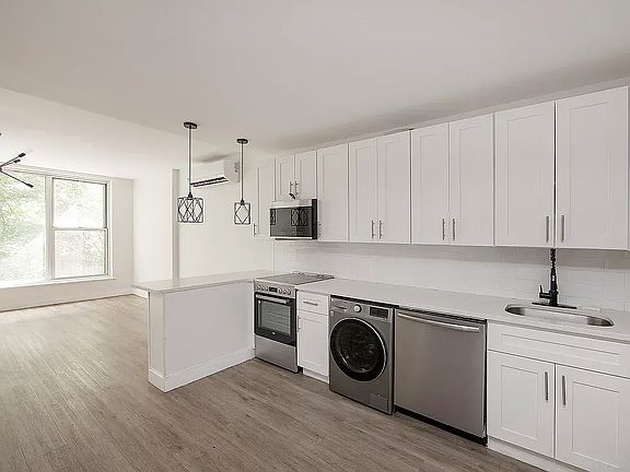 3rd image of 228 E 51st St APT 3