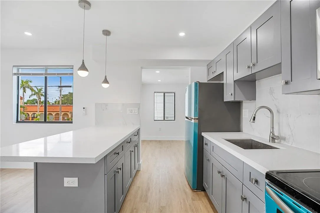1648 SW 7th St — Photo 3