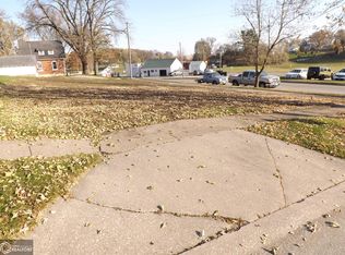 327 S Walnut St, North English, IA 52316