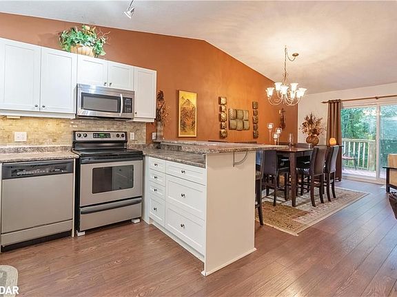 5th image of 208 Escarpment Cres