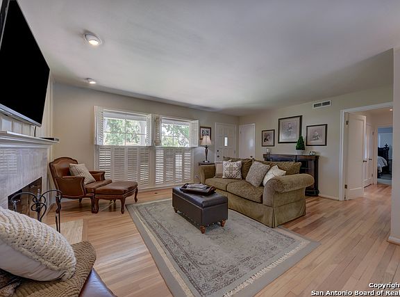 3rd image of 206 Woodcrest Dr