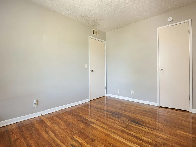4916 California St — Photo 4