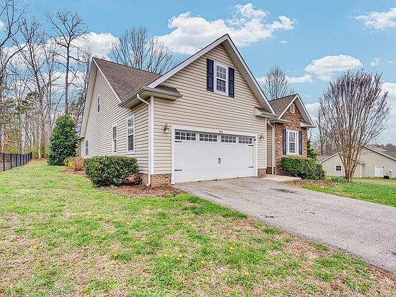 2nd image of 821 Honeysuckle Ln